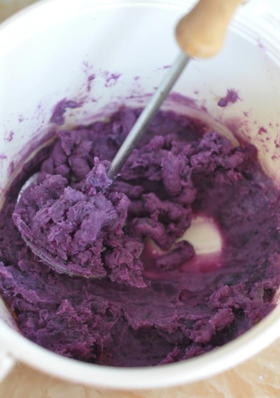 紫薯椰蓉卷,压成泥状。
