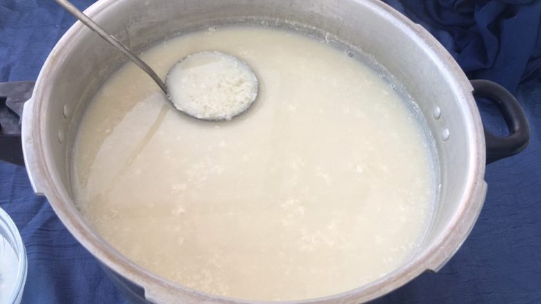 手工自制豆腐～纯天然无添加,再舀半勺胆巴水沿豆浆上面打转，打7～10回转内把胆巴水加入豆浆中，注意看豆花形成。