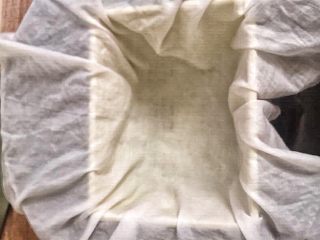 手工自制豆腐～纯天然无添加,准备做豆腐用的模具，纱布用之前过滤豆渣的纱布就可以了，纱布放入模具内。