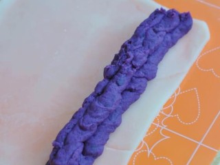 紫薯椰蓉卷,挤上紫薯馅。