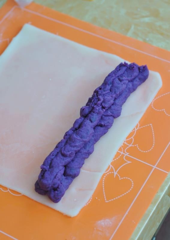紫薯椰蓉卷,挤上紫薯馅。