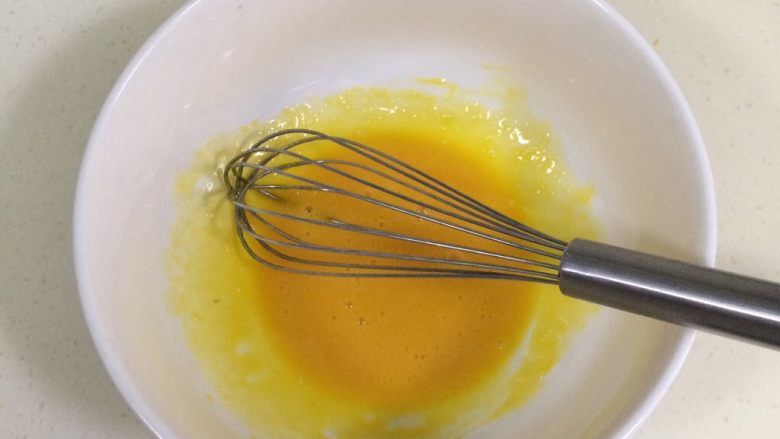 百香果慕斯,在蛋黄内加入15克细砂糖搅拌至溶解。