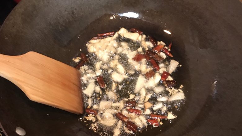 水煮鱼,热锅凉油，油热后加入干辣椒和姜蒜爆炒