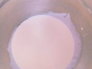 百香果芒果雪糕,淡奶油倒入干净的盆中