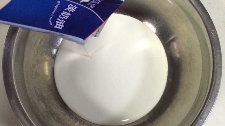 百香果慕斯,将淡奶油倒入无水无油的盆内。