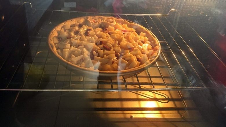 香蕉苹果披萨,入烤箱，上下火，10分钟左右，芝士表面微焦就可以了。