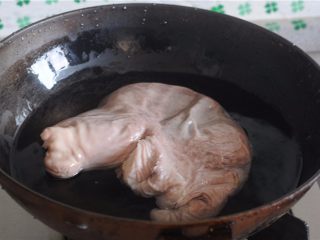 墨鱼猪肚汤,将洗干净的猪肚子放入开水锅中汆烫