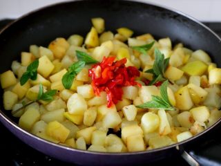 双椒土豆三文鱼,加入“过程8”炒好的苹果翻炒匀，然后关火加入剁椒（或腌红椒）和薄荷嫩枝拌匀出锅。
注：薄荷受热才能散发香气。