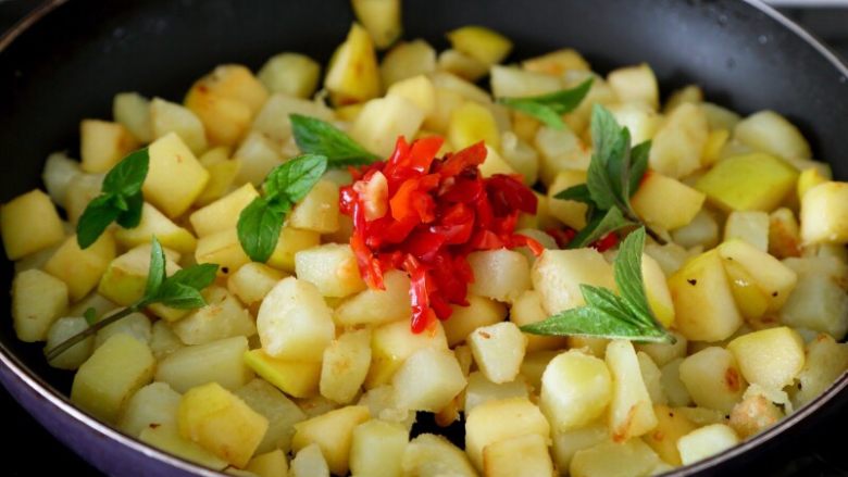 双椒土豆三文鱼,加入“过程8”炒好的苹果翻炒匀，然后关火加入剁椒（或腌红椒）和薄荷嫩枝拌匀出锅。
注：薄荷受热才能散发香气。