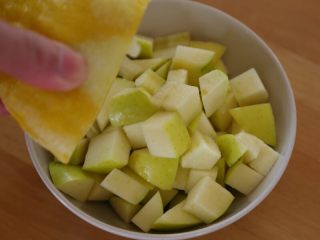 双椒土豆三文鱼,苹果切成小方块，挤些柠檬汁后颠几下，柠檬汁沾在苹果的切面上就不易氧化。