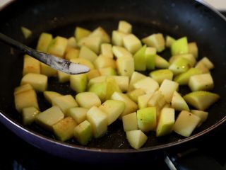 双椒土豆三文鱼,还是用原锅原油将苹果炒变色后加少量的盐调味，翻炒匀盛出备用。