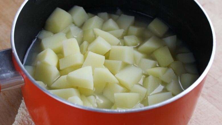 双椒土豆三文鱼,土豆削皮，切小方块，煮到8成熟。
注：不要全熟，因后面还要煎焙。