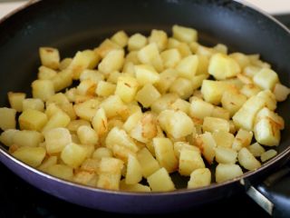 双椒土豆三文鱼,继续用原锅，油不够的话再加些，将煮好的土豆小块在油锅里煎到焦黄，加花椒盐调味。