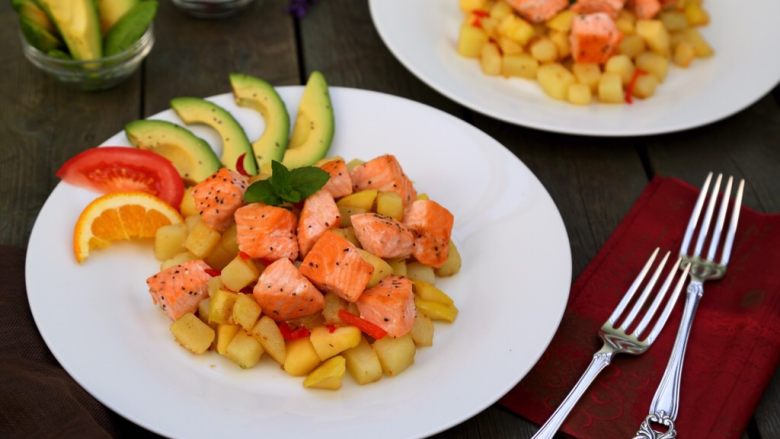双椒土豆三文鱼,余下的牛油果也上桌，可以做为前餐食用。