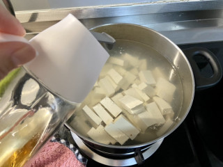 酸辣豆腐➕肉末酸辣豆腐,坐锅烧水，加入豆腐，一汤匙料酒，水开再煮一分钟捞出备用