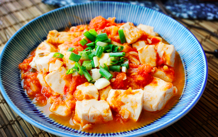 百搭西红柿+西红柿豆腐,临出锅前加盐、胡椒粉即可装盘出锅