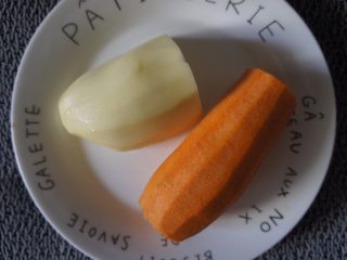 双蔬片,胡萝卜土豆洗净削皮准备要用的量