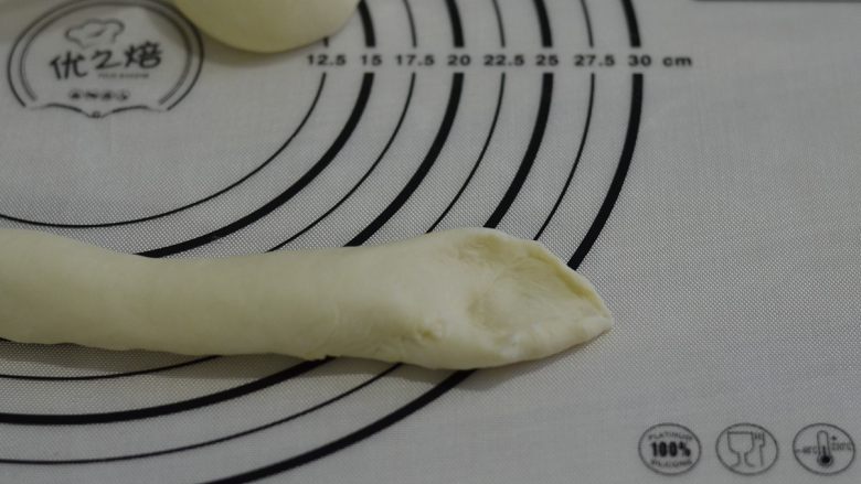 越吃越香的原味儿贝果,在长条面包胚一头按扁。