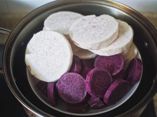 紫薯香芋蛋糕卷,紫薯和香芋洗净切块 入锅蒸熟 大概二十分钟 这个过程来做蛋糕卷