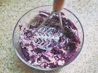 紫薯香芋蛋糕卷,把蒸好的紫薯和香芋放进一个深碗 用工具压成泥（没有图上这种的话 可以用叉子）
