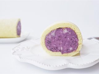 紫薯香芋蛋糕卷,然后就开始做作的摆拍了