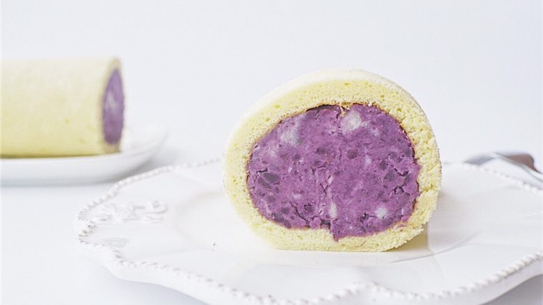 紫薯香芋蛋糕卷,然后就开始做作的摆拍了