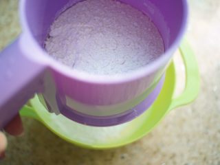紫薯香芋蛋糕卷,过筛80g低筋面粉 “z”字型搅匀 以免起筋