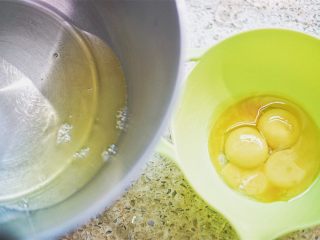紫薯香芋蛋糕卷,四个鸡蛋 蛋白蛋黄分离 分离后蛋白放入冰箱备用 预热烤箱180摄氏度