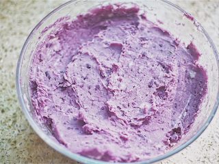 紫薯香芋蛋糕卷,加入炼奶和牛奶 搅拌均匀 （这时候千万要克制自己不要吃完了）