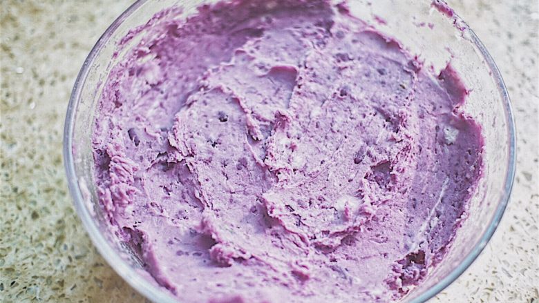 紫薯香芋蛋糕卷,加入炼奶和牛奶 搅拌均匀 （这时候千万要克制自己不要吃完了）