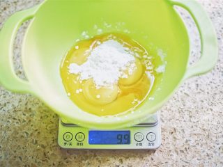 紫薯香芋蛋糕卷,蛋黄加入10g糖 用蛋抽搅匀