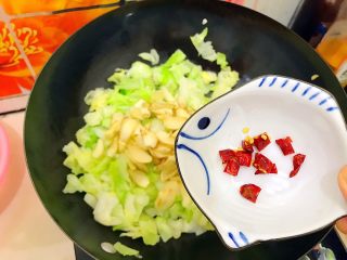 家常蚝油辣炒百合卷心菜,同时加入小红辣椒干！