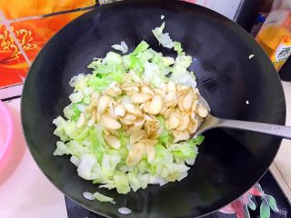 家常蚝油辣炒百合卷心菜,加入鲜百合！
如果你喜欢吃粉粉的鲜百合，那就在前一步和卷心菜一起放入！芽芽个人比较喜欢吃脆一点的鲜百合，所以在这一步才放入！