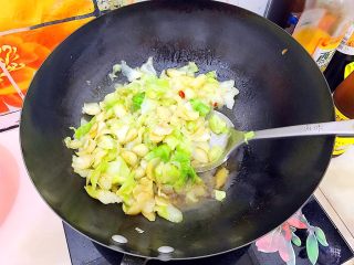 家常蚝油辣炒百合卷心菜,翻炒两分钟，至汤汁收紧，即可！