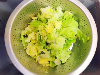 家常蚝油辣炒百合卷心菜,卷心菜洗净之后沥干水分，备用！