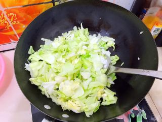 家常蚝油辣炒百合卷心菜,倒入卷心菜翻炒片刻，至卷心菜稍微有点变软且有水分出来！