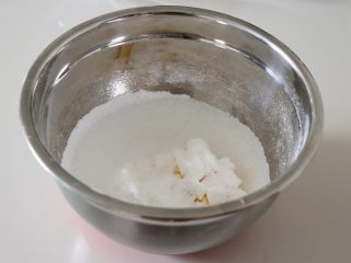 熊猫饼干,筛入糖粉和盐；