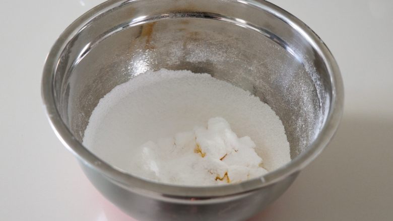 熊猫饼干,筛入糖粉和盐；