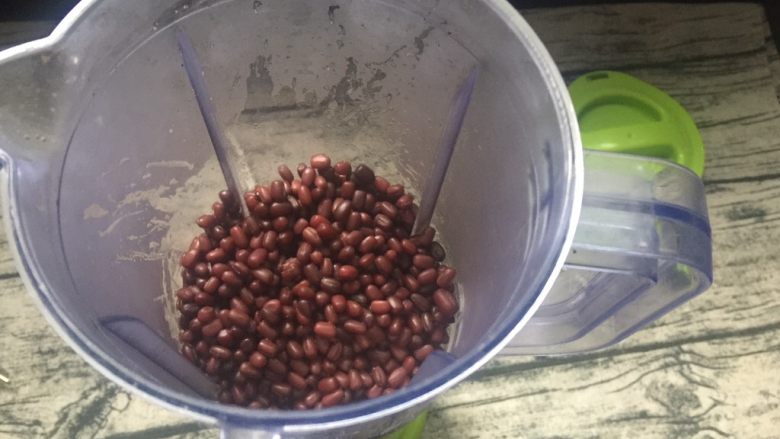 红豆沙,闷完之后把红豆放料理机里兑点水打碎