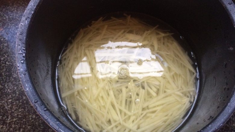 酸辣土豆丝,放水里洗净浸泡去里面的淀粉