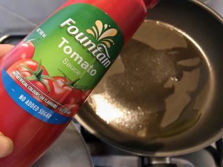 西红柿淋金蒜粉丝,油温7-8成熟时（油温刚毛青烟），先倒入番茄酱一小勺，