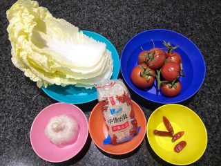 西红柿淋金蒜粉丝,准备食材：西红柿+白菜（5-6片）+粉丝+大蒜+朝天椒，