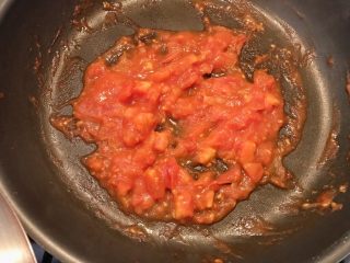 西红柿淋金蒜粉丝,煸炒至西红柿变软关火，等另外锅里食物熟了淋在上面就可以了，吃的时候搅拌均匀。