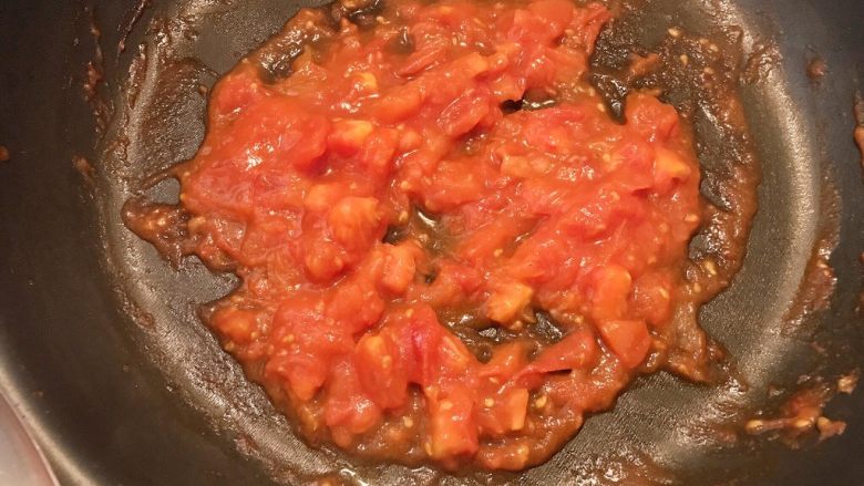 西红柿淋金蒜粉丝,煸炒至西红柿变软关火，等另外锅里食物熟了淋在上面就可以了，吃的时候搅拌均匀。