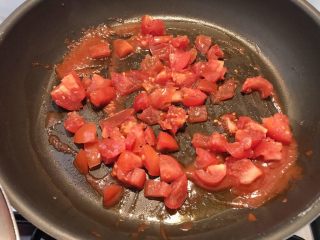 西红柿淋金蒜粉丝,番茄酱出香味时，将西红柿加进来，