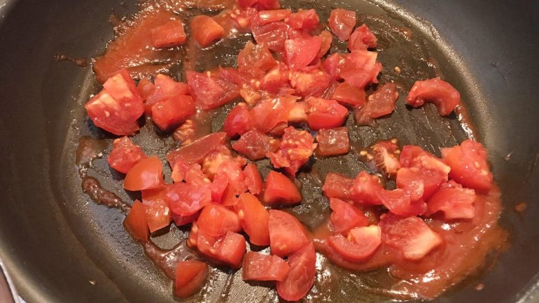 西红柿淋金蒜粉丝,番茄酱出香味时，将西红柿加进来，