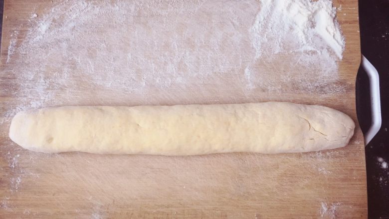 南瓜香菇肉包🎃,案板上撒些干面粉，把面团里面的空气揉捏挤掉，揉成光滑的圆条
