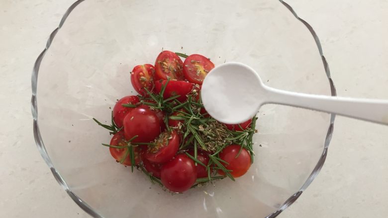 迷迭香佛卡夏,将小番茄、迷迭香放进碗里，加入盐；