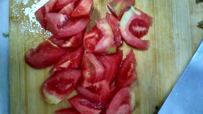 西红柿烧茄子,西红柿切滚刀