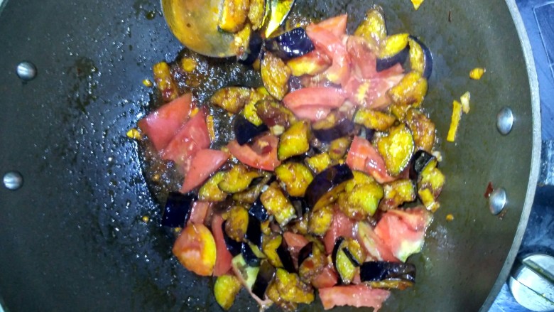 西红柿烧茄子,倒入茄子和西红柿翻炒，加入糖，翻炒均匀